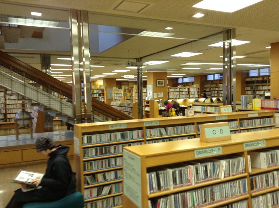 Chuo kütüphanesinin içi