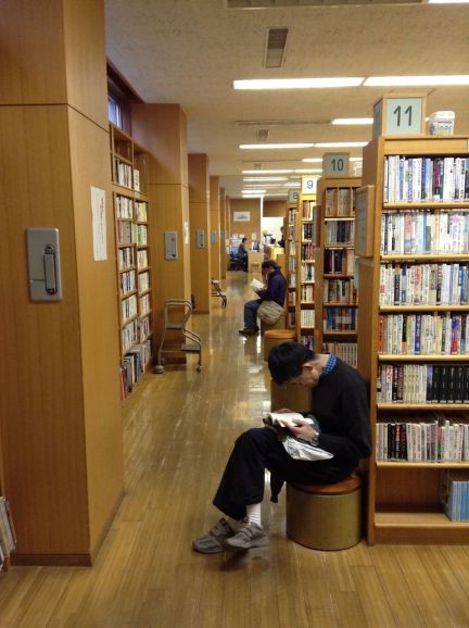 İnsanlar bulabildiklere yere çökmüş okuyorlar