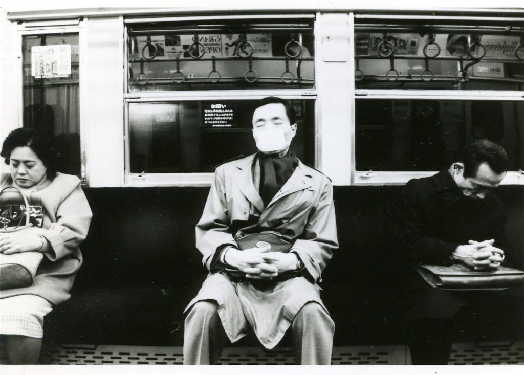 Metroda nezle maskesi takmış bir amca. Uyuyor. Yanındakiler de uzağa oturmuş