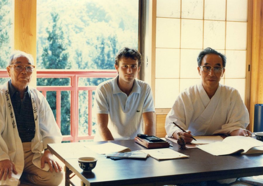 Üniversitenin çevresindeki sıra dağları keşfe çıktığımda rast geldiğim bir tapınaktaki rahiplerle