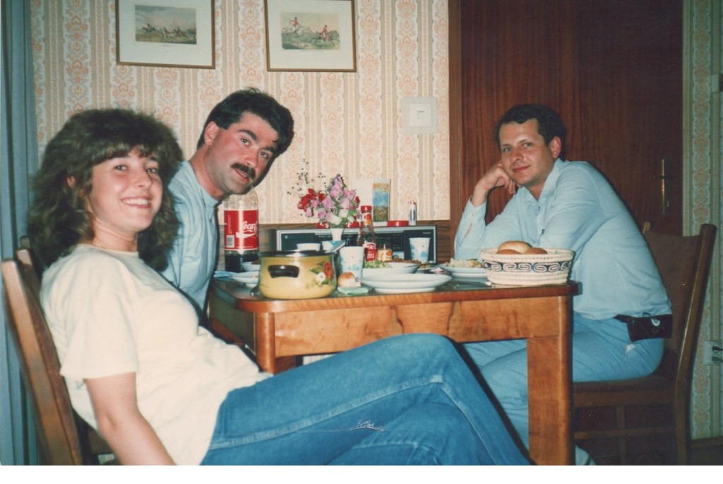 Osman, Nazım ve Sibel, Nazım'ların Viyana Alser Strasse'deki evlerinde. 1987. Benim Japonya'ya gittiğim yıl. Ne kadar gençler.