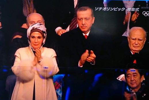 Soçi açılışında protokolde Başbakan Erdoğan ile Abe  yan yana (TV fotoğrafı FB'dan alınma)