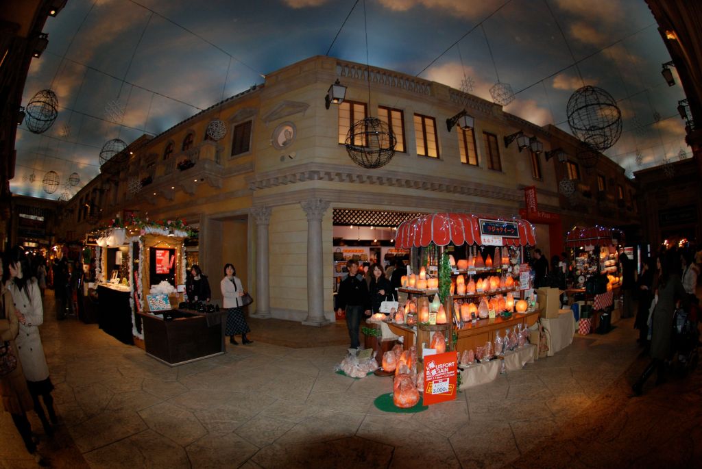 Biz öğle vakti girmiştik ama mekanda akşam üzeri olmuş gökyüzu kararmaya başlamıştı.