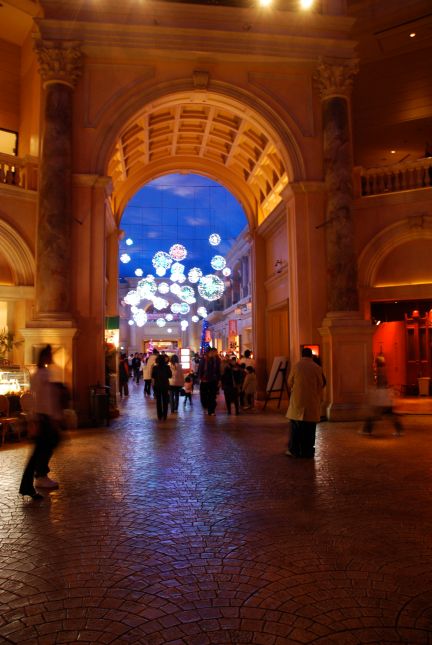 şehrin çeşitli semtlerinde Roma, Paris, Londra'dan esinlenmiş kapılar, çeşmeler var