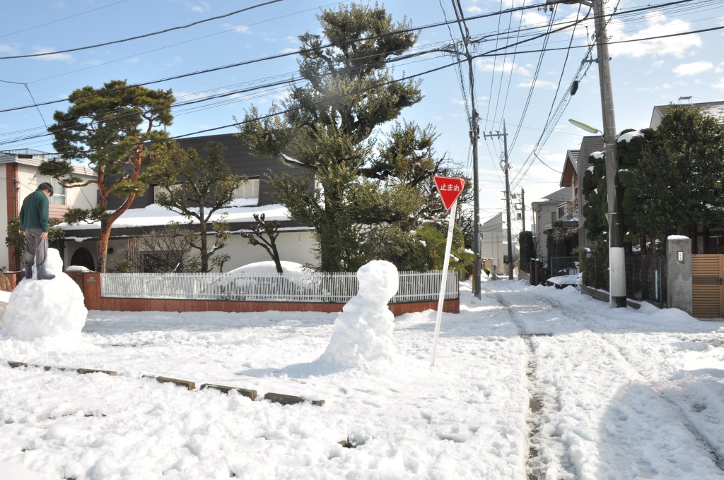 Fotoğraf değil, kardan adam ile trafik işareti eğri