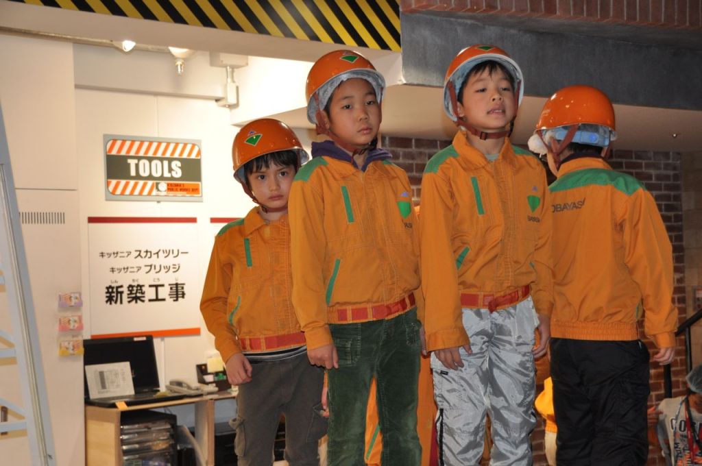 inşaat mühendisleri şantiyede