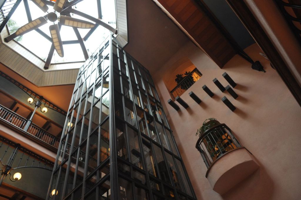 Girişte kendimi bir ara Barselona'da Gaudi'nin yapılarından birinin önünde hissettim