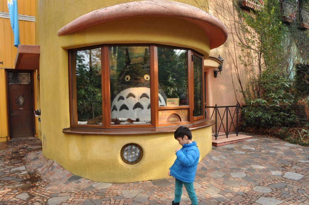 Girişte bileti Totoro kesiyor