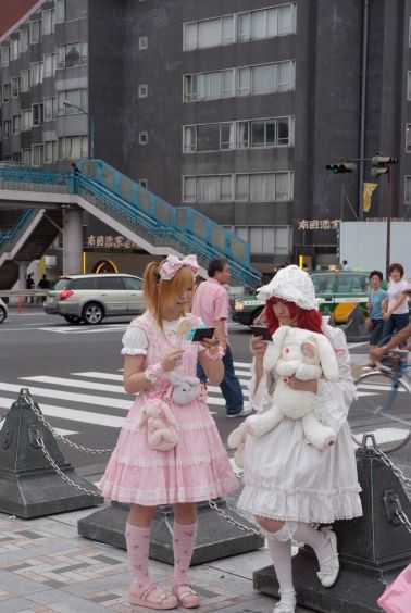 Rahiplerden 50-60 metre uzakta, duvarın öte yanında  cos-play kızları