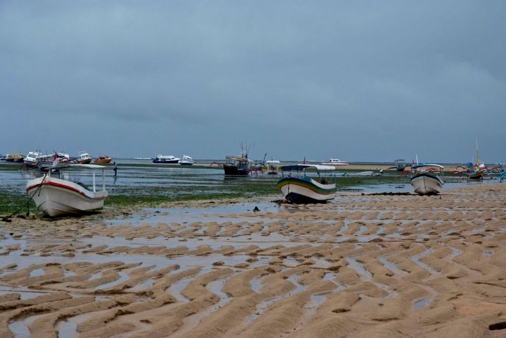 Sanur kıyı- Sular med-cezir nedeni ile çekildi