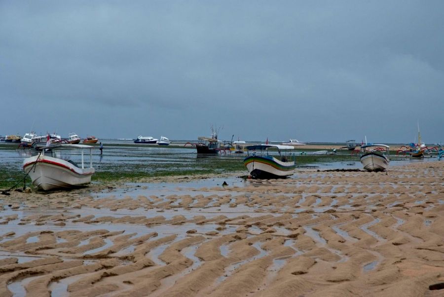 Sanur kıyı- Sular med-cezir nedeni ile çekildi