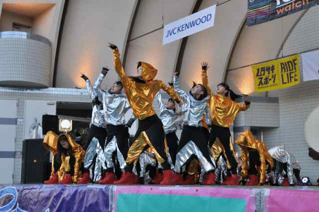 Bir J-pop gurubu. Kıyafetleri dikkat çekiyordu