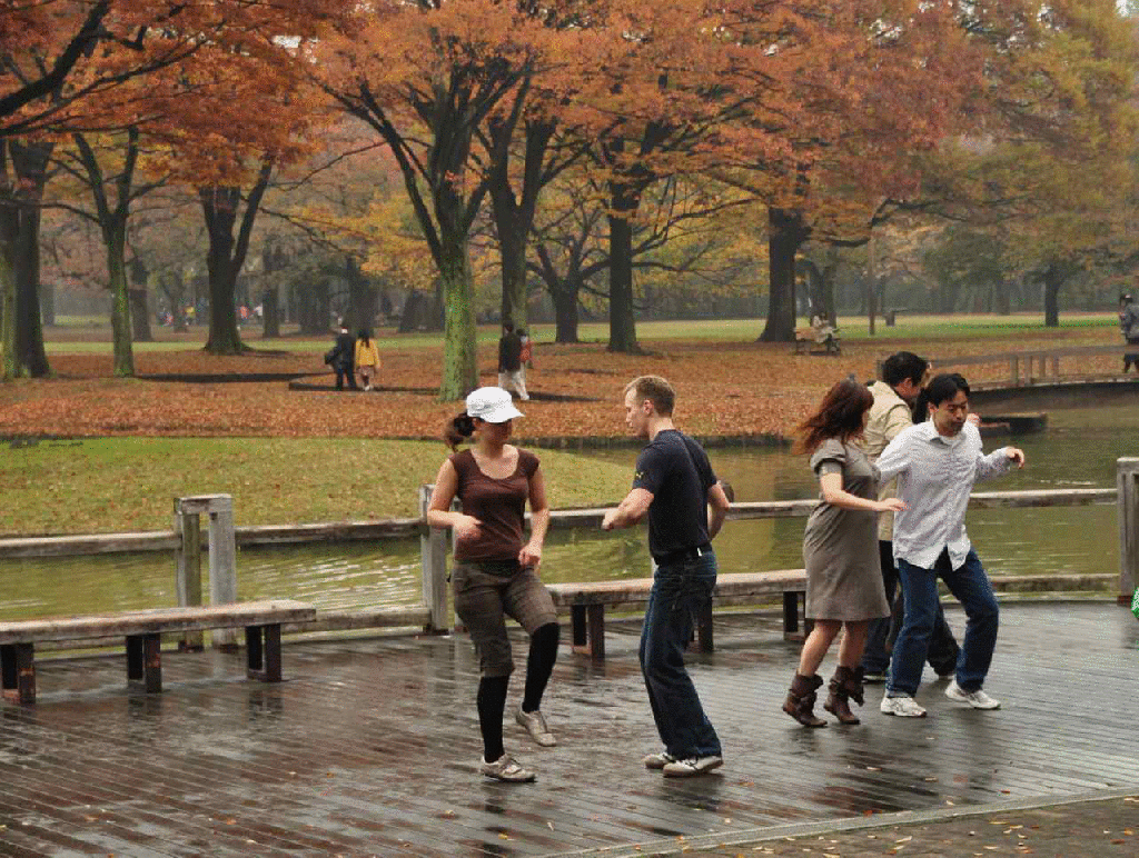 iki gönül ve ritm bir olduktan sonra havuz kenarı pist olur