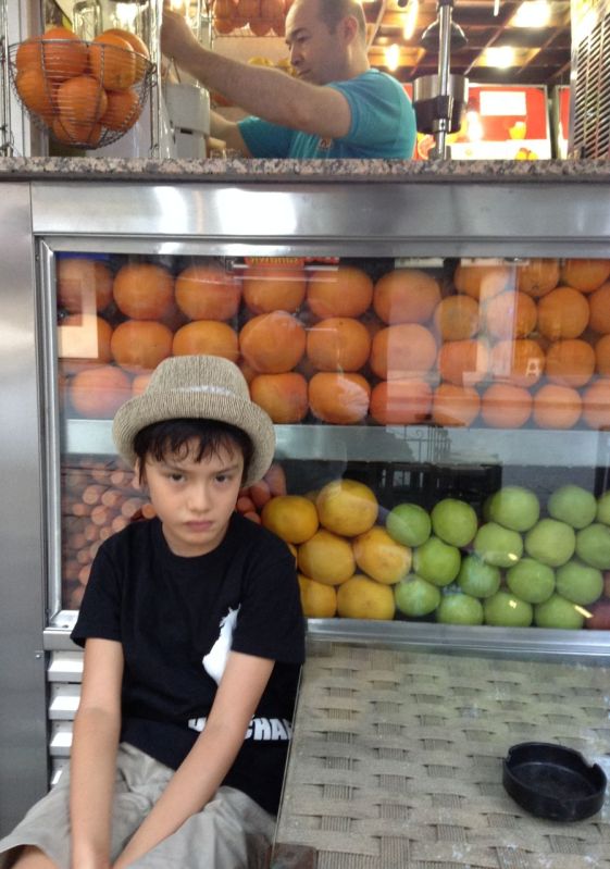 Kaan Vitamin Büfe'nin önünde sırasını beklerken