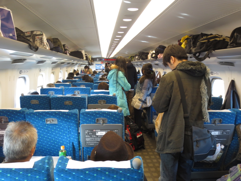 Shinkansen ayakta yolcu- ilerleyelim beyler sırayı çiftleyelim (kaynak: http://d.hatena.ne.jp/okutaki)