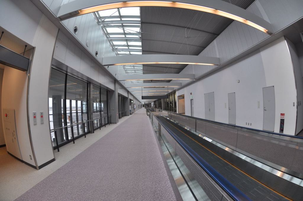 Uçaktan çıkınca Narita, in cin top oynuyor