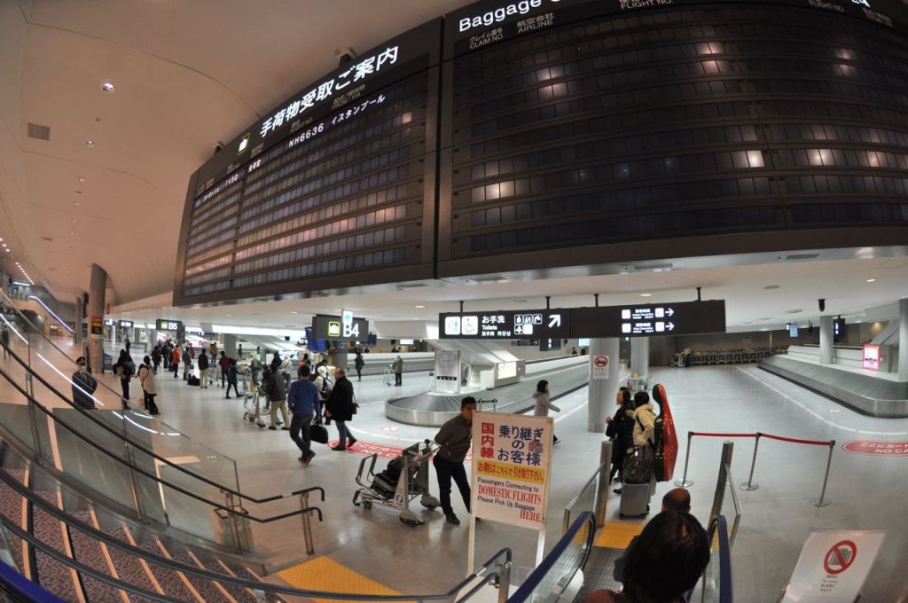 Narita pasaporttan çıkınca bavulum da gelmiş oluyor