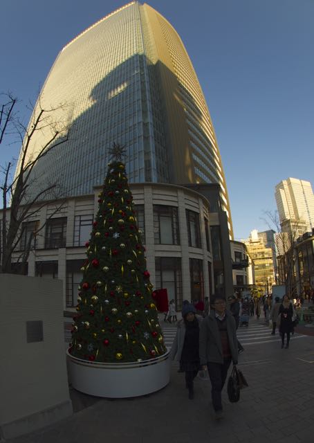 Küçük bir meydanda süslenmiş Noel ağacı