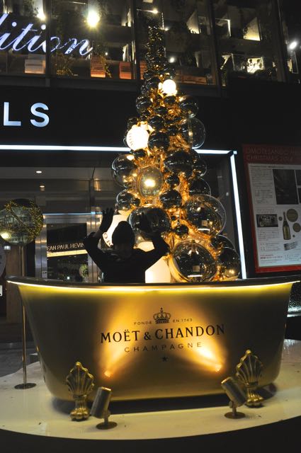 Bir başka AVM önü Noel ağacı