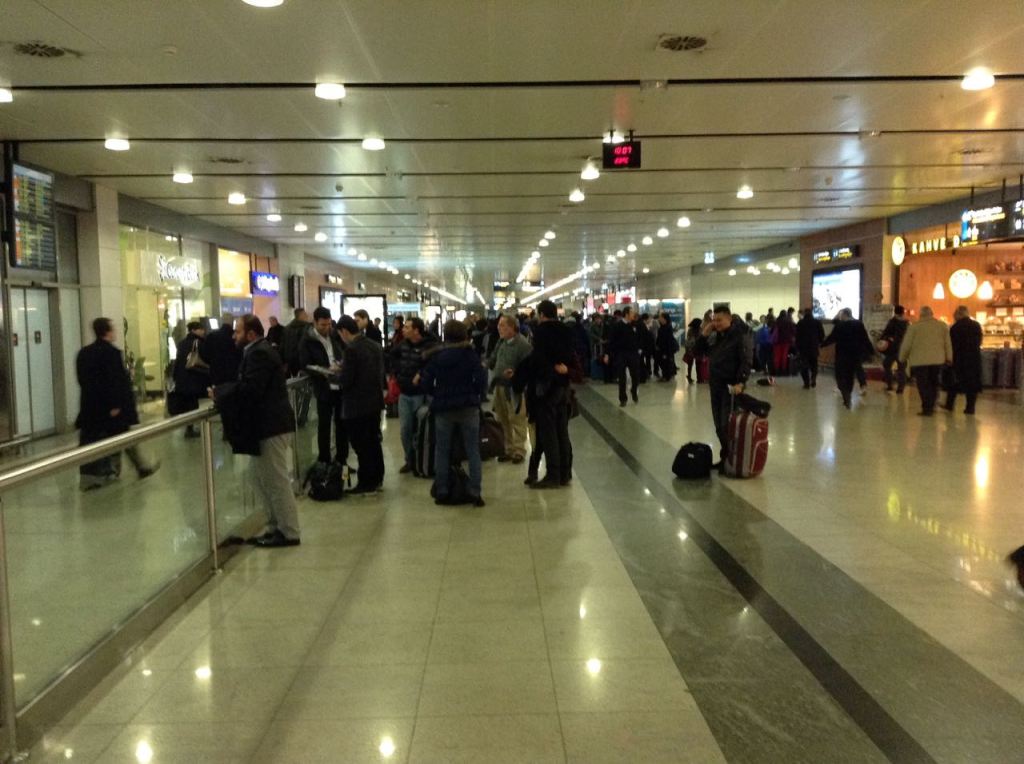 Sabiha Gökçen geliş- kalabalık, IST ise sanki Mısır Çarşısı