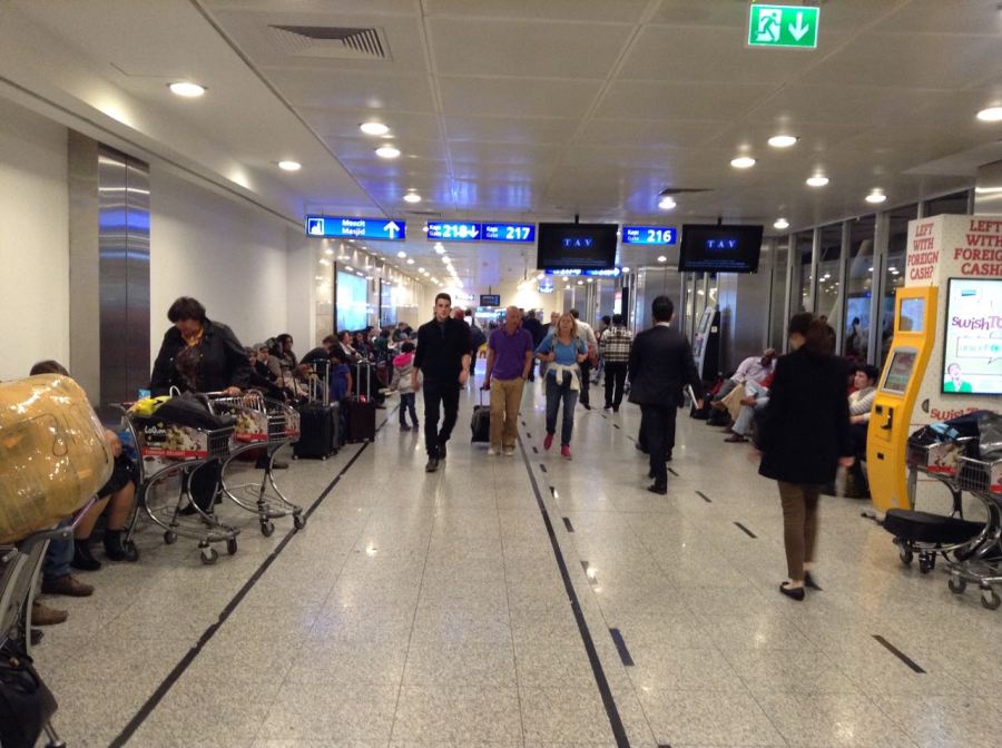 Istanbul Atatürk Havalimanı içi, sanki İstiklal Caddesi, yakında çalgıcılar da gelir