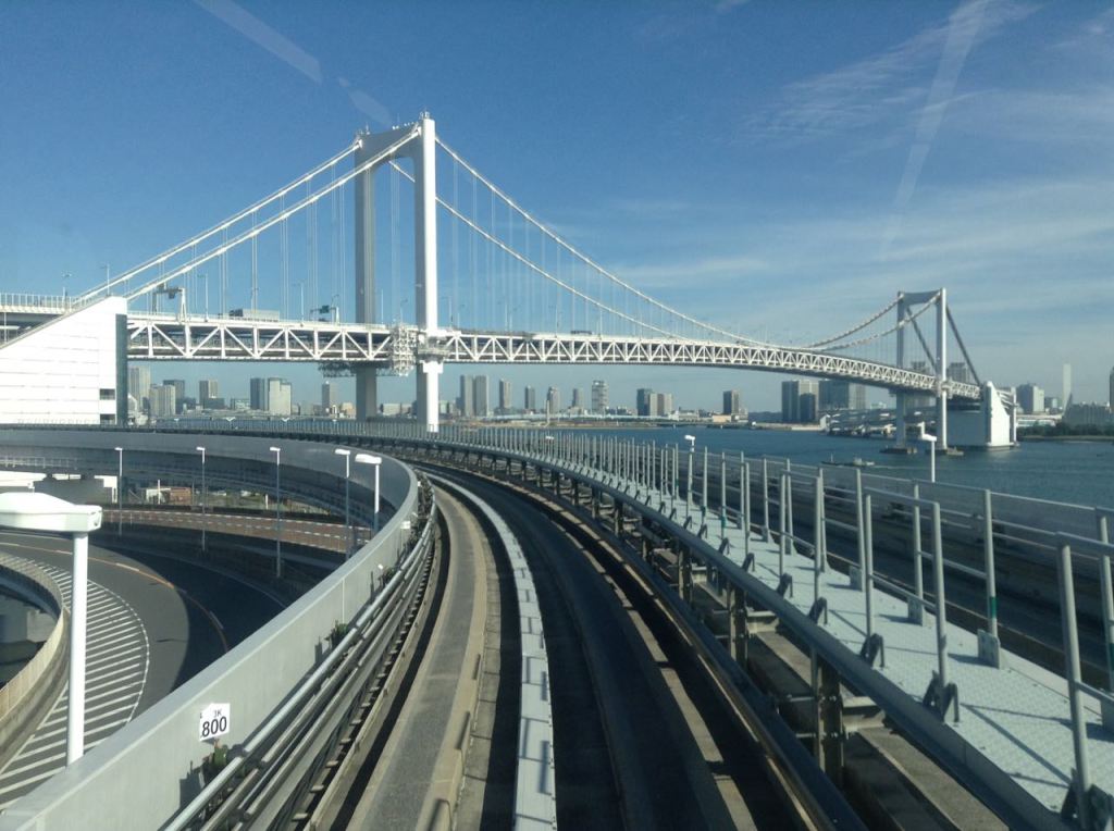 Haneda havaalanından geçen Monorail Rainbow köprüsünü de görüyor