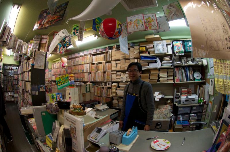 "Artık kimse sahaflarda kitap almıyor" diyor kasadaki adam