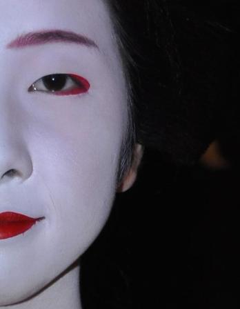 "Geyşa" Japon kültüründe  zerafet ve güzelliği simgeler, ama bu süsleme sözlerin ardında Geyşa'nın bir seks kölesi olduğu gerçeği de var