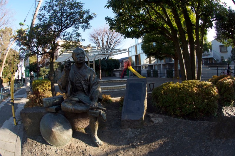 Mahalle arasında küçük bir park. Herhalde bir yüz yıl önce bu amca burada biraz dinlenmiş, park yapalım demişler