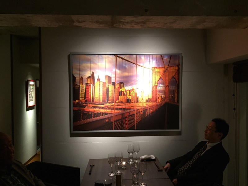 Karşı duvarda New York Brooklyn Köprüsü fotoğrafı