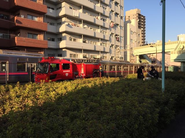 Sağ tarafta iki polis görgü tanığının ifadesini alıyor