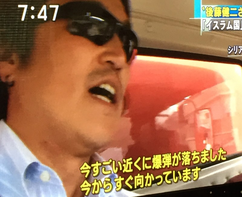 Kenji Suriye'deyken hemen yanıbaşında bir yer bombalanır, hızla kamyona atlayıp olay yerine gider (kaynak: TV Asahi programından foto)