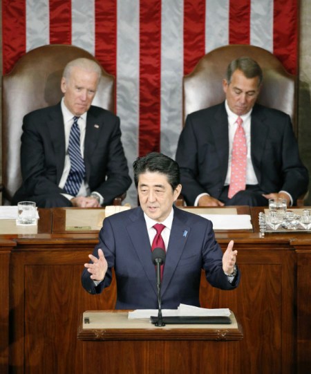 Abe konuşurken (Kyodo Haber Ajansı, Nikkei internet sayfasından alınmıştır)