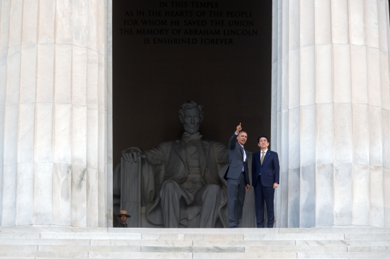 Obama, Abe'ye Lincoln Anıtı'nı gezdirirken (Foto: Beyaz Saray sitesinden alınmadır)
