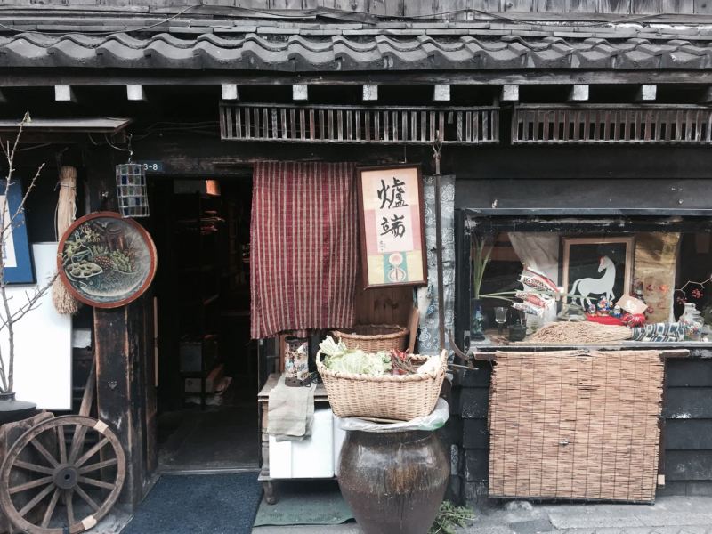 Yurakucho'da eski bir restoran, hem karnımız doysun hem de ruhumuz