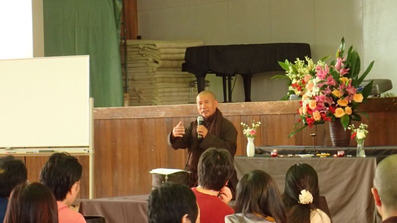 Son günkü hutbe esnasında rahip Mevlana'dan dizeler okurken