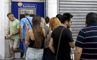 Bankamatik önünde kuyruk olmuş Yunanlılar. 