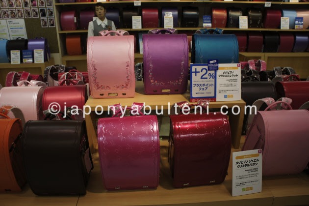 Okul çantaları alıcı bekliyor (foto Nikkei gazetesinden alınma)