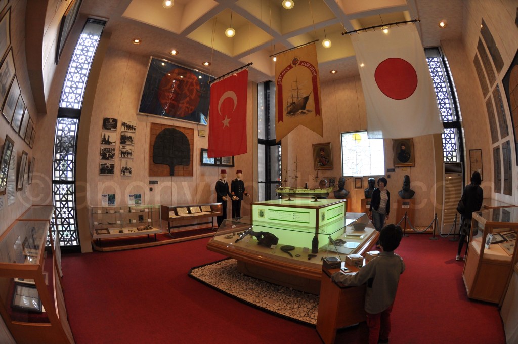 Türk Müzesinin içi. Duvarda "Dostluk ve Sulh" yazılı bir kaligrafi var.