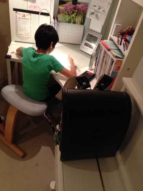 Kaan'ın okul çantası. Dördüncü yılında ilk günkü gibi