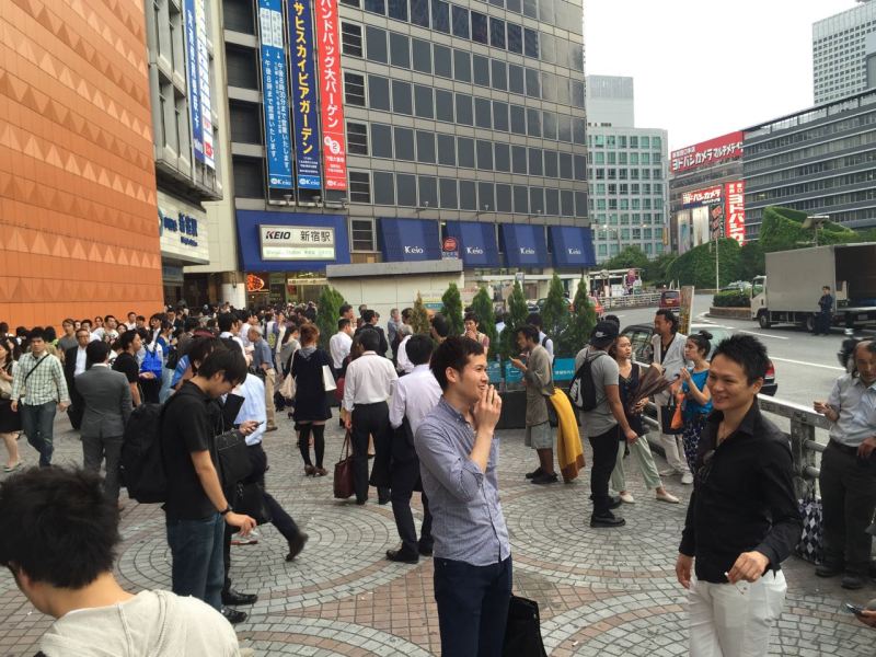 Shinjuku istasyonu önünde kendilerine ayrılan yerde sigara içenler