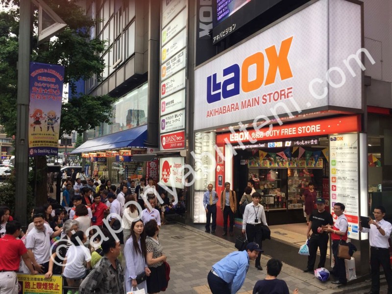 Laox Akihabara önünde kümelenmiş turistler