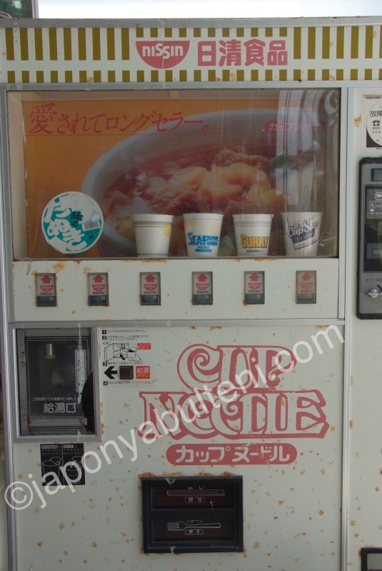 Kumar bağımlıları yemek yemeğe bile çıkamıyor, makinaya yapışıp kalıyor. Bu