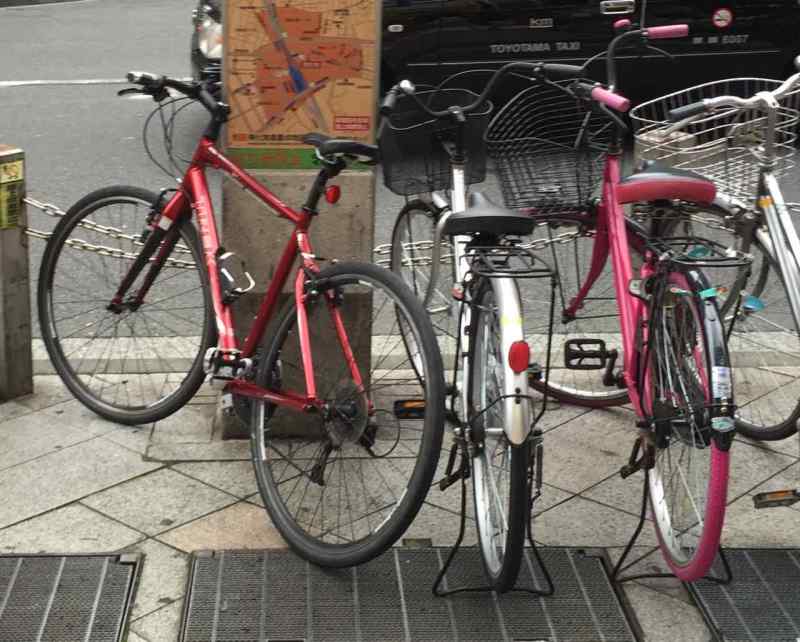 Çalınan bisikletim. En soldaki vişne rengi Trek