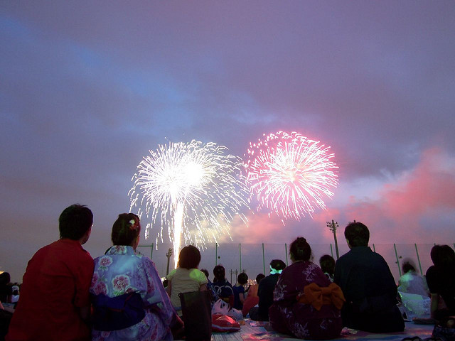 2008 yılındaki Tokyo Körfezi havai fişek gösterisinden (Kaynak: Hajime Nakao Flickr -http://bit.ly/1DUVFVT