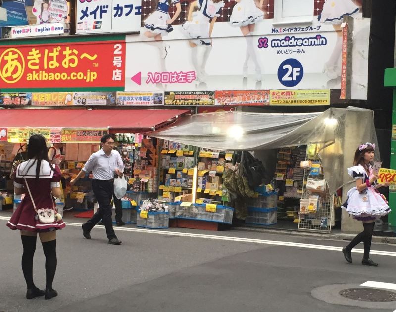 Teknoloji beldesi Akihabara bugünlerde genç kızların şirin giysiler içinde pazarlandığı bir yere dönmüş durumda