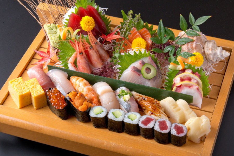 Bir sushi ve sashimi tabağı (kaynak: gurunavi)