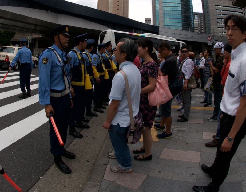 Işıklar kırmızıya dönünce koşanlar duruyor, polis de yetişip önlerini kesiyordu