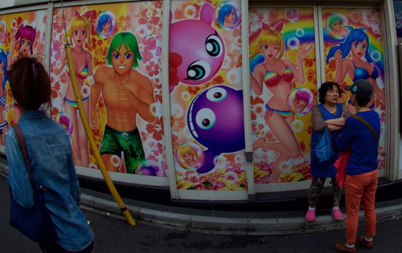 Bir pachinko dükkanı kenarında sohbet edenler