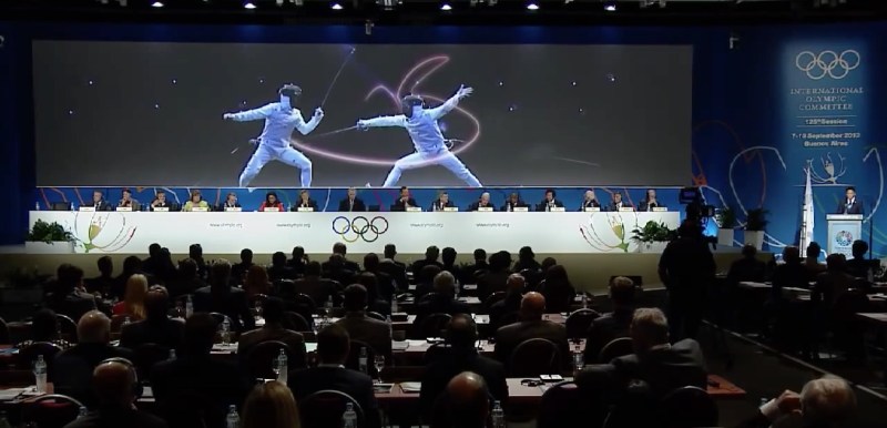 Ota Olimpiyat sunumunu yaparken, tüm salon Japon eskrim hamlelerini nasıl analiz ettiğini izliyor